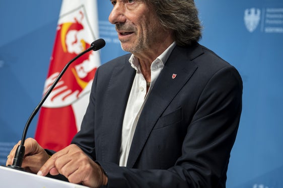 Grazie alle innovazioni introdotte nel percorso formativo vogliamo garantire il mantenimento di un'elevata qualità e, allo stesso tempo, lo adeguiamo alle esigenze attuali, ha spiegato l'assessore Hubert Messner. (Foto: USP/Fabio Brucculeri)