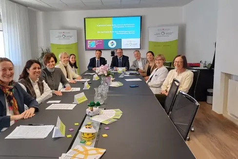 Arbeiten gemeinsam darin, Kindergartenkindern auch in Zeiten eines Krankenhausaufenthaltes Normalität und Bildungskontinuität zu garantieren: (v.l.) Chiara Gianotti, Erika Golin, Roberta Lubiato, Manuela Pierotti, Stefania Gennacaro (Forschungs- und Dokumentationszentrum für das Kindergartenwesen der italienischen Kindergartendirektion), Vincenzo Gullotta, Christian Kofler, Enrico Wegher, Stefania Bertolami, Laura Battisti, Monika Elisabeth Zäbisch (Ärztliche Direktorin Krankenhaus Bozen. (Foto: LPA/Italienische Bildungsdirektion)