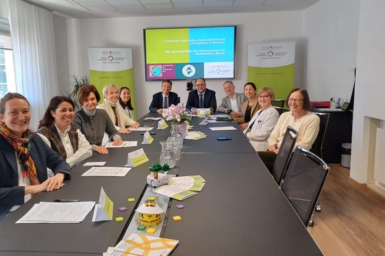 Arbeiten gemeinsam darin, Kindergartenkindern auch in Zeiten eines Krankenhausaufenthaltes Normalität und Bildungskontinuität zu garantieren: (v.l.) Chiara Gianotti, Erika Golin, Roberta Lubiato, Manuela Pierotti, Stefania Gennacaro (Forschungs- und Dokumentationszentrum für das Kindergartenwesen der italienischen Kindergartendirektion), Vincenzo Gullotta, Christian Kofler, Enrico Wegher, Stefania Bertolami, Laura Battisti, Monika Elisabeth Zäbisch (Ärztliche Direktorin Krankenhaus Bozen. (Foto: LPA/Italienische Bildungsdirektion)