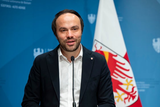 Die Schule sei das erste gesellschaftliche Spiegelbild einer Entwicklung, hielt Landesrat Philipp Achammer bei der Vorstellung am 13. April fest. (Foto: LPA/Fabio Brucculeri)