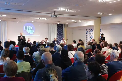 In Anwesenheit von Bischof Ivo Muser (vorne, mit Mikrophon) und Landesrat Marco Galateo wurden am 10. Mai Details zum neuen Kultur- und Bildungszentrum Terraferma im Bozner Stadtviertel Don Bosco vorgestellt. (Foto: LPA)