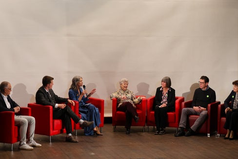 Bei der Podiumsdiskussion blickten aktuelle und ehemalige Mitglieder der Schulgemeinschaft auf prägende Entwicklungen der Schule zurück: von links Roland Stauder, Philipp Egger, Birgit Stimpfl, ehemalige HOB-Direktorin Renate Latschrauner, Margareta Maria Almberger, der ehemalige Schulsekretär Peter Vanzo, Uta Tribus und Elisabeth Siller. (Foto: LPA/Deutsche Bildungsdirektion/Stefanie Ausserer)