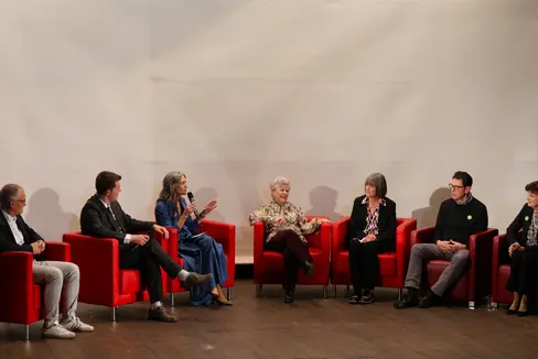 Bei der Podiumsdiskussion blickten aktuelle und ehemalige Mitglieder der Schulgemeinschaft auf prägende Entwicklungen der Schule zurück: von links Roland Stauder, Philipp Egger, Birgit Stimpfl, ehemalige HOB-Direktorin Renate Latschrauner, Margareta Maria Almberger, der ehemalige Schulsekretär Peter Vanzo, Uta Tribus und Elisabeth Siller. (Foto: LPA/Deutsche Bildungsdirektion/Stefanie Ausserer)