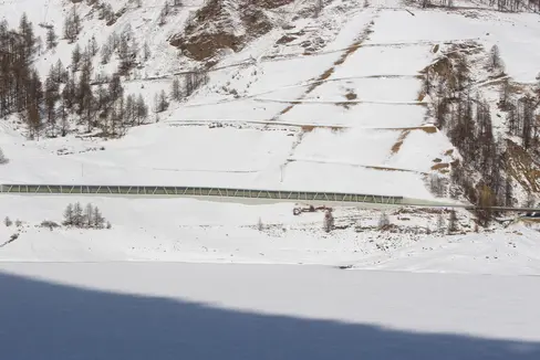 Auf 325 Metern soll die Landesstraße in Vernagt im Schnalstal durch eine Galerie geschützt werden. Die Landesregierung hat die technischen Daten und die Investitionssumme für das Vorhaben angepasst. (LPA/Landesabteilung Tiefbau)