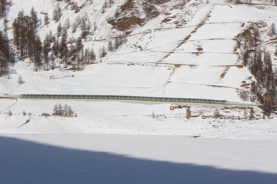 Auf 325 Metern soll die Landesstraße in Vernagt im Schnalstal durch eine Galerie geschützt werden. Die Landesregierung hat die technischen Daten und die Investitionssumme für das Vorhaben angepasst. (LPA/Landesabteilung Tiefbau)