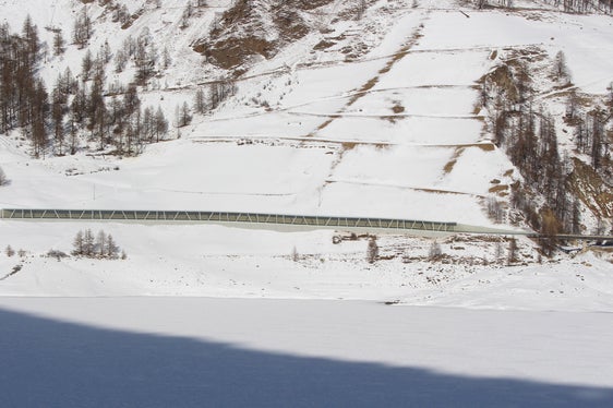 Auf 325 Metern soll die Landesstraße in Vernagt im Schnalstal durch eine Galerie geschützt werden. Die Landesregierung hat die technischen Daten und die Investitionssumme für das Vorhaben angepasst. (LPA/Landesabteilung Tiefbau)