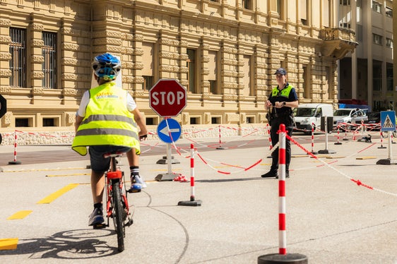 Zum Mobilitätsfest, an dem 80 Kinder teilgenommen haben, gehörte auch ein Fahrradparcours. (Foto: LPA/STA/Ivan Brentegani)
