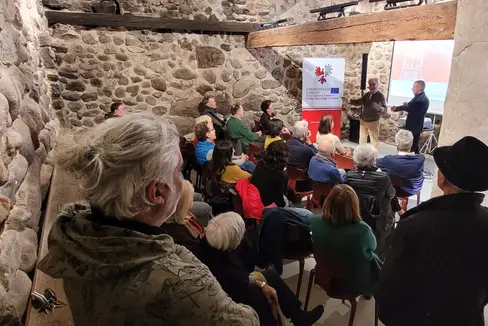 L'emigrazione tirolese in Brasile è stata al centro ieri sera dell'ultimo Giovedì culturale dell'Euregio alla Casa della Pesa di Bolzano, dove è stato proiettato anche il film Tirolesi nella giungla. Davanti a sinistra Luis Walter, accanto a lui Christoph von Ach (Foto: Euregio/Armin Gluderer)