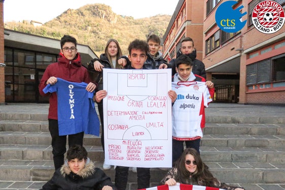 Werte und ethisches Verhalten standen im Mittelpunkt des Projekts I Semi dell’Etica, bei dem sich Schüler der LBS Einaudi und der FC Südtirol beteiligen. (Foto: LPA/LBS Einaudi)