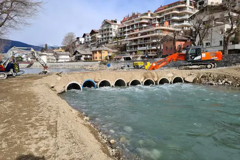 L'Isarco viene ampliato a Bressanone all'altezza dell'Aquarena per rafforzare la protezione dalle inondazioni. Procedono i lavori dell'Ufficio sistemazione bacini montano Nord (Foto: ASP)