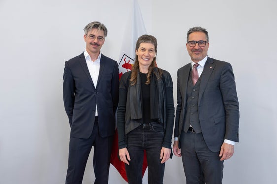 La nuova presidente del Museion, Tanja Pichler, il direttore del Museion, Bart van der Heide (a sinistra), e il presidente della Provincia Arno Kompatscher hanno convenuto che il pubblico debba essere parte attiva del museo. (Foto: USP/Silvia Obwexer)