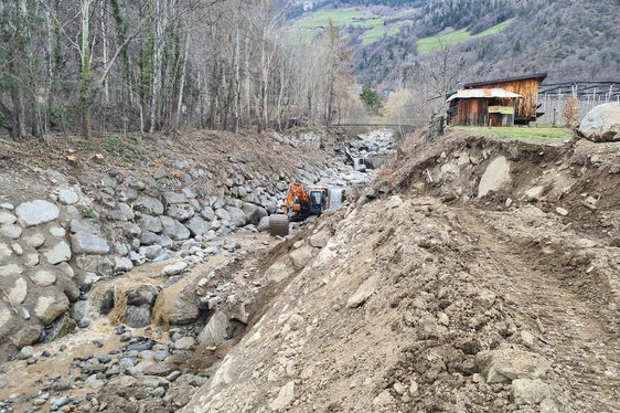 Der Bautrupp hat im Zielbach mit Vorarbeiter Martin Müller auf einer Strecke von rund 300 Metern zwischen der Brücke bei der Talstation der Texelbahn bergwärts bis zur Hängebrücke gearbeitet. (Foto: LPA/Landesamt für Wildbach- und Lawinenverbauung West)