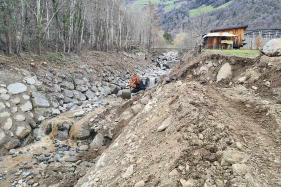 La squadra del capocantiere Martin Müller ha lavorato su un tratto di circa 300 metri tra il ponte della stazione a valle della funivia Texel e il ponte sospeso, rafforzando così la protezione dalle piene. (Foto: ASP/Ufficio Sistemazione bacini montani Ovest)
