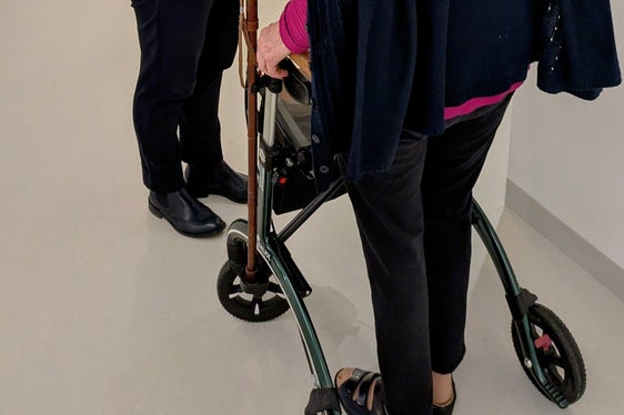 In vielen Dörfern und Gemeinden sind es vor allem lokale Vereinigungen, die wichtige Momente der Begegnung für ältere Menschen vor Ort schaffen, sagt Landesrätin Rosmarie Pamer. Darum seien Investitionen in ein aktives Altern gesellschaftlich wertvoll. (Foto: LPA/Hannes Wisthaler)