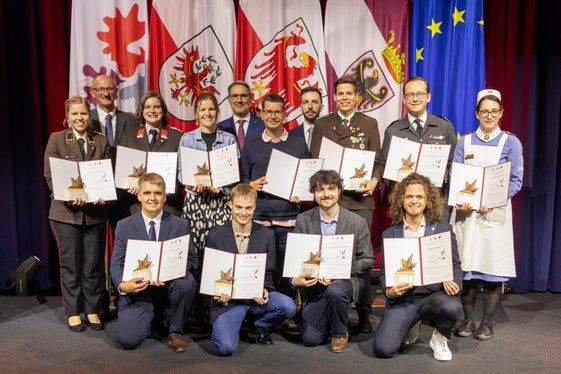 Fotografia de grupa dla undesc persones singules premiedes. (Foto: Land Tirol/Die Fotografen)