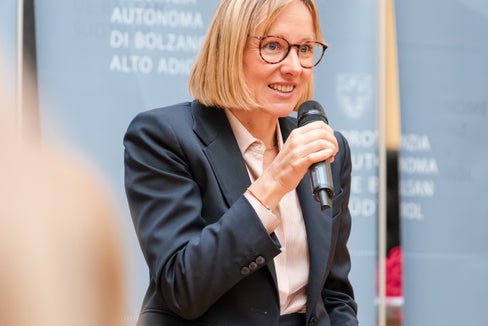 Magdalena Amhof, die Landesrätin für Europa, Arbeit und Personal, zeigt sich solidarisch mit den Kulturschaffenden, die aufgrund der nicht mehr stattfindenden Schulausflüge in Schwierigkeiten geraten sind. Es sei nun an der Zeit, diese Form der Protestmaßnahmen zu beenden, betont Amhof. (Foto: Bernhard Aichner)