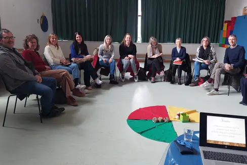 Una delegazione della scuola ladina di Fassa in Trentino ha visitato recentemente la scuola dell’infanzia di Santa Cristina in Val Gardena per familiarizzare con l’approccio educativo plurilingue. (Foto: ASP/Direzione scuole ladine)