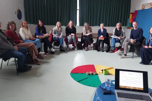 Una delegazione della scuola ladina di Fassa in Trentino ha visitato recentemente la scuola dell’infanzia di Santa Cristina in Val Gardena per familiarizzare con l’approccio educativo plurilingue. (Foto: ASP/Direzione scuole ladine)