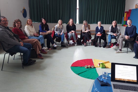 Ingrid Mussner á splighé sciöch’ l’imparé i lingac é lié sistematicamënter al corú dl lingaz adoré: vërt por le ladin, cöcio por le todësch y ghel por le talian, y sciöch’ la promoziun dla cosciënza fonologica di mituns y dles mitans vëgn portata inant. (foto: USP)
