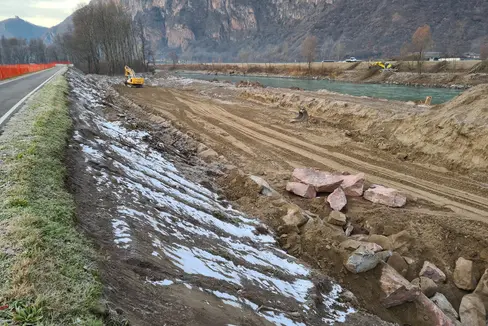 Durch die Verstärkung der Etschdämme mit Zyklopensteinen erhöht die Wildbachverbauung den Hochwasserschutz; das Bild entstand während der Errichtung der Uferschutzmauer im Abschnitt der Etsch in der Gemeinde Branzoll. (Foto: LPA/Landesamt für Wildbach- und Lawinenverbauung Süd in der Agentur für Bevölkerungsschutz)