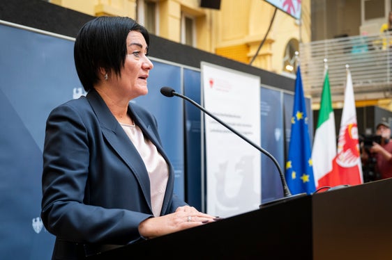 Nel corso della seconda conferenza provinciale sulla sicurezza, nel cortile interno di Palazzo Widmann, l'assessora provinciale Ulli Mair ha inquadrato politicamente i risultati dello studio sulla sicurezza. (Foto: USP/Fabio Brucculeri)