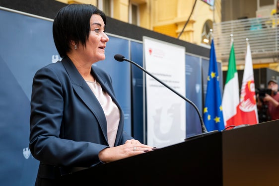 Nel corso della seconda conferenza provinciale sulla sicurezza, nel cortile interno di Palazzo Widmann, l'assessora provinciale Ulli Mair ha inquadrato politicamente i risultati dello studio sulla sicurezza. (Foto: USP/Fabio Brucculeri)