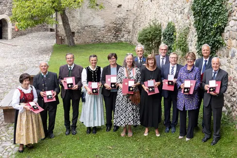 I dieci altoatesini premiati con la Croce al Merito del Tirolo. Sono presenti anche tre tirolesi insigniti con la Croce al Merito con origini altoatesine, Helmut Ellemunter, Günther Ennemoser e Geltrude Felder (Foto: Land Tirol/Die Fotografen)