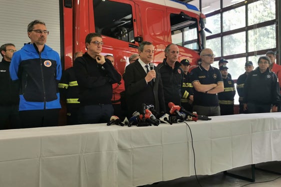 Machten sich am gestrigen Montag (4. Juli) in der Einsatzzentrale in Canazei ein Bild von den schwierigen Bergungsarbeiten: (v.l.) LH Kompatscher, LH Fugatti, Ministerpräsident Draghi, Präsident der Region Venetien Zaia und der Leiter des italienischen Zivilschutzressorts Fabrizio Curcio. (Foto: CNSAS)