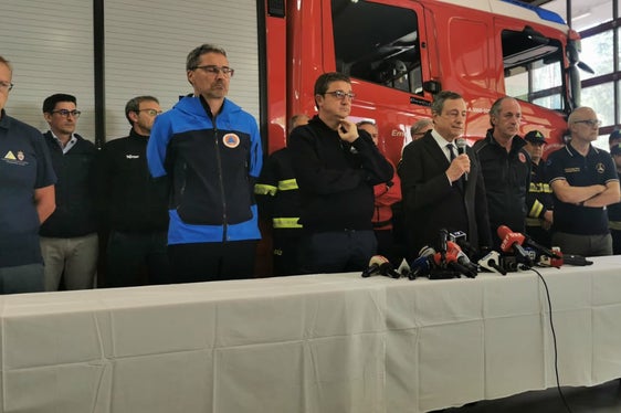 Il presidente della Giunta provinciale Arno Kompatscher (primo da sinistra) insieme al governatore del Trentino Maurizio Fugatti, al premier Draghi e al governatore del Veneto Zaia durante la visita di lunedì alla centrale operativa di Canazei (Foto: CNSAS)