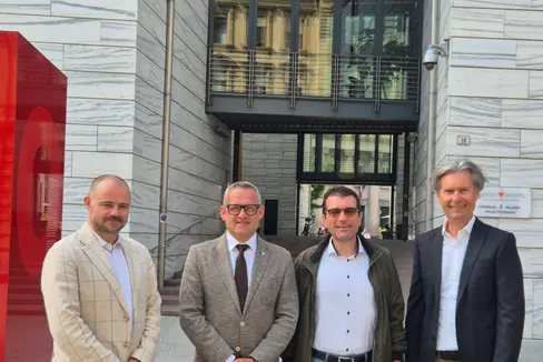 Günther Walcher (secondo da destra) è il nuovo direttore dell’Ufficio Catasto di Bolzano. Nella foto (da destra) con il direttore della Ripartizione Libro fondiario e catasto Peter Kasal, l'assessore provinciale Christian Bianchi e il direttore di Dipartimento Daniel Bedin. (Foto: Ripartizione Libro fondiario e catasto)