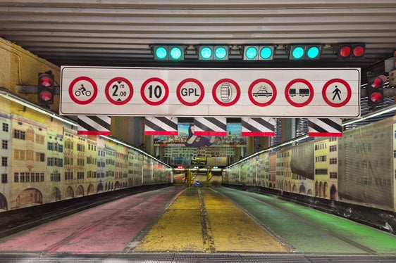 Nach einer Testphase ist das Parkhaus Lauben Parking Portici in Bozen seit 6. März wieder geöffnet. Diana Ingino (Betriebsbüro APCOA) Hochbau- und Vermögenslandesrat Christian Bianchi und Ressortdirektor Daniel Bedin bei der Wiedereröffnung des Parkhauses Lauen Parking Portici in Bozen waren bei der Eröffnung vor Ort. (Foto: LPA/Gianluca Crocco)