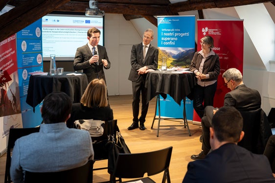 Da sinistra l'assistente dell'Istituto per il federalismo di Innsbruck Florian Klebelsberg, il professor Obwexer e la professoressa Happacher nel corso della presentazione del Monitor delle competenze Euregio. (Foto: USP/Fabio Brucculeri)