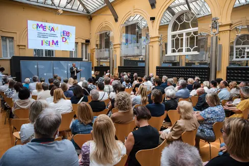 Il 4 giugno, in occasione di due cerimonie di commiato tenutesi a Palazzo Widmann, il presidente della Provincia Kompatscher, l’assessora Amhof e il direttore generale Steiner hanno ringraziato per il lavoro svolto le collaboratrici e i collaboratori andati in pensione. (Foto: USP/Bernhard Aichner)