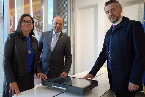 Il vicepresidente del Tirolo Josef Geisler (al centro) ha provato assieme a Brigitte Truschnegg e Kurt Scharr (entrambi Università di Innsbruck) la linea temporale digitale della mostra sull’Euregio a Innsbruck. (Foto: Land Tirol/Sidon)