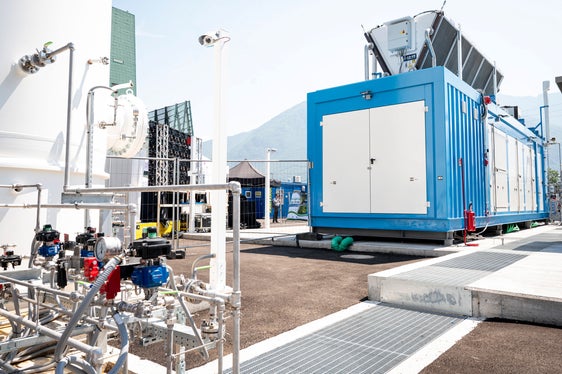Die neue Infrastruktur wurde innerhalb von zwölf Monaten unter Einhaltung der PNRR-Fristen fertiggestellt und umfasst eine 2-MW-Anlage zur Erzeugung von grünem Wasserstoff sowie eine 1,5-MW-Photovoltaikanlage, die jährlich etwa 1,89 GWh erneuerbare Energie erzeugen kann. (Foto: LPA/Fabio Brucculeri)