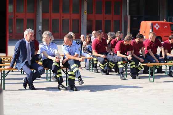 L'assessore Arnold Schuler, la presidente della Commissione d'esame, Francesca Monti, il formatore, Marco Baldasso (da sin.) (Foto: ASP/Maja Clara)