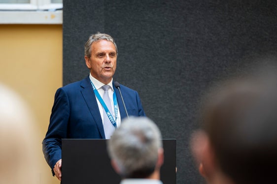 Der Generaldirektor der Alperia AG Luis Amort (im Bild) stellte gemeinsam mit dem Generaldirektor der SASA AG Ruggiero Rossi De Mio das Projekt „Hydrogen Adige Valley“ vor. (Foto: LPA/Fabio Brucculeri)