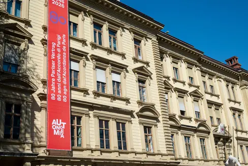 Ein gut sichtbares Banner am Landhaus 1 in Bozen weist auf das Jubiläumsjahr 2026 hin, das 80 Jahre Pariser Vertrag würdigt. (Foto: LPA/Fabio Brucculeri)