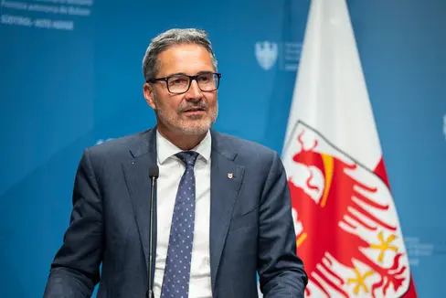 L'assestamento di bilancio 2026 rappresenta un equilibrio tra disciplina di bilancio e sviluppo. Grazie a decisioni mirate e a chiare priorità politiche, rafforziamo la competitività del territorio e la qualità della vita delle cittadine e dei cittadini, spiega il presidente della Provincia autonoma di Bolzano, Arno Kompatscher (Foto: USP/Fabio Brucculeri)
