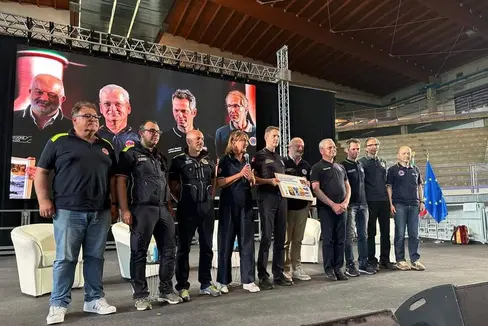 In Faenza in der Provinz Ravenna wurde ein Jahr nach dem verheerenden Hochwasser eine Dankesfeier für alle Hilfskräfte organisiert. Für Südtirol nahm der Direktor der Agentur für Bevölkerungsschutz Klaus Unterweger (2.v.re.) stellvertretend den Dank entgegen. (Foto: LPA)