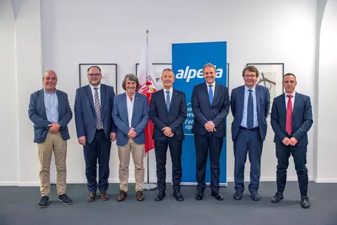 Ab 1. Juli kommt die dem Land Südtirol gemäß Autonomiestatut zustehende unentgeltliche Energie Südtirols Krankenhäusern direkt zugute - im Bild (v.l.) Helmuth Schwarz (Landesumweltagentur), Christian Kofler (Sanitätsbetrieb), LR Messner, LR Brunner, Alperia-Generaldirektor Luis Amort, Mario Trogni (Alperia Greenpower) und Alessandro Randon (Alperia Smart Services). (Foto: LPA/Greta Stuefer)