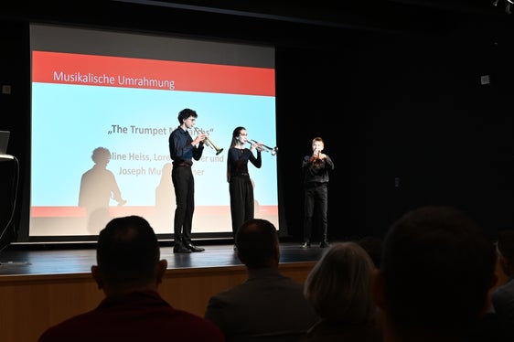 The Trumpet Monarchs mit Paulina Heiss, Lorenz Larcher und Josef Mutschlechner gestalteten die Herbsttagung musikalisch. (Foto: LPA/Deutsche Bildungsdirektion/Margit Pichler)