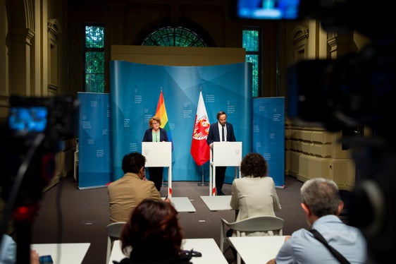 La vicepresidente Rosmarie Pamer e l'assessore provinciale Achammer hanno presentato oggi (4 giugno) le decisioni più importanti della Giunta provinciale, tra cui quelle relative alla determinazione del numero di posti nelle Comunità comprensoriali. (Foto: ASP/Fabio Brucculeri)