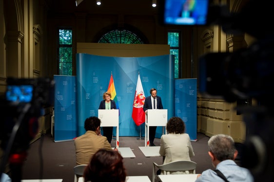 Landeshauptmannstellvertreterin Rosmarie Pamer hat heute (4. Juni) gemeinsam mit Landesrat Achammer die wichtigsten Beschlüsse der Landesregierung vorgestellt - unter anderem jene zur Festlegung der Stellenkontingente der Bezirksgemeinschaften. (Foto: LPA/Fabio Brucculeri)