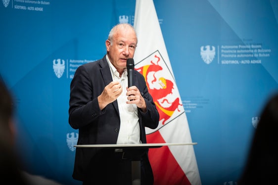 Der Präsident der Stiftung Sparkasse Stefan Pan verwies auf die Förderung der Drohnen durch die Stiftung Sparkasse. (Foto: LPA/Fabio Brucculeri)