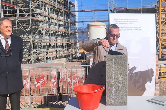 Landesrat Christian Bianchi bei der Grundsteinlegung. (Foto: LPA/Thomas Laconi)