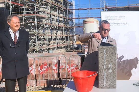 Landesrat Christian Bianchi bei der Grundsteinlegung. (Foto: LPA/Thomas Laconi)