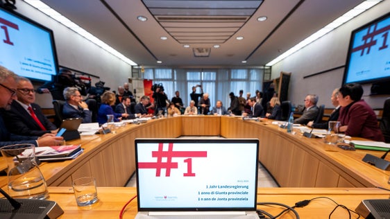 L presidënt dla Jonta provinziela à trat la somes deberieda cun la vizepresidënta Rosmarie Pamer y i vizepresidënc Marco Galateo y Daniel Alfreider y pona nce i assessëures Philipp Achammer, Magdalena Amhof, Christian Bianchi, Peter Brunner,Ulli Mair, Hubert Messner y Luis Walcher, ai 28 de jené a Bulsan. (Foto: USP/Fabio Brucculeri)