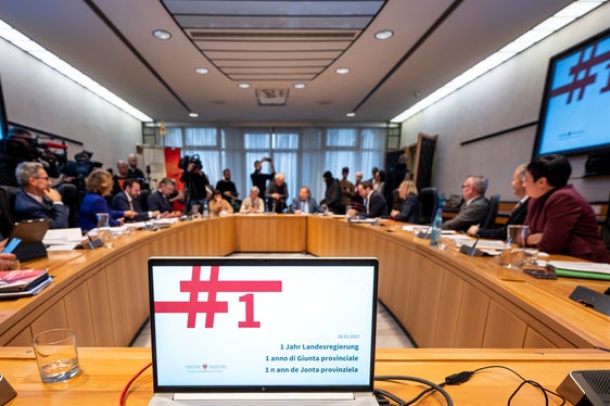 Seit knapp einem Jahr arbeiten die elf Mitglieder der Landesregierung daran, das umfangreiche Regierungsprogramm umzusetzen. Bei einer Pressekonferenz haben sie erste Ergebnisse vorgestellt. (Foto: LPA/Fabio Brucculeri)