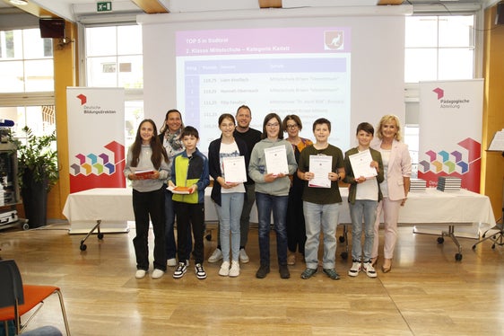Zu den Top-Platzierten der 2. Klasse Mittelschule gehören: Liam Knoflach, Hannah Oberrauch, Filip Faustini, Jack Obexer, Niklas Grossrubatscher, Jana Heiss. (Foto: LPA/Verena Hilber)